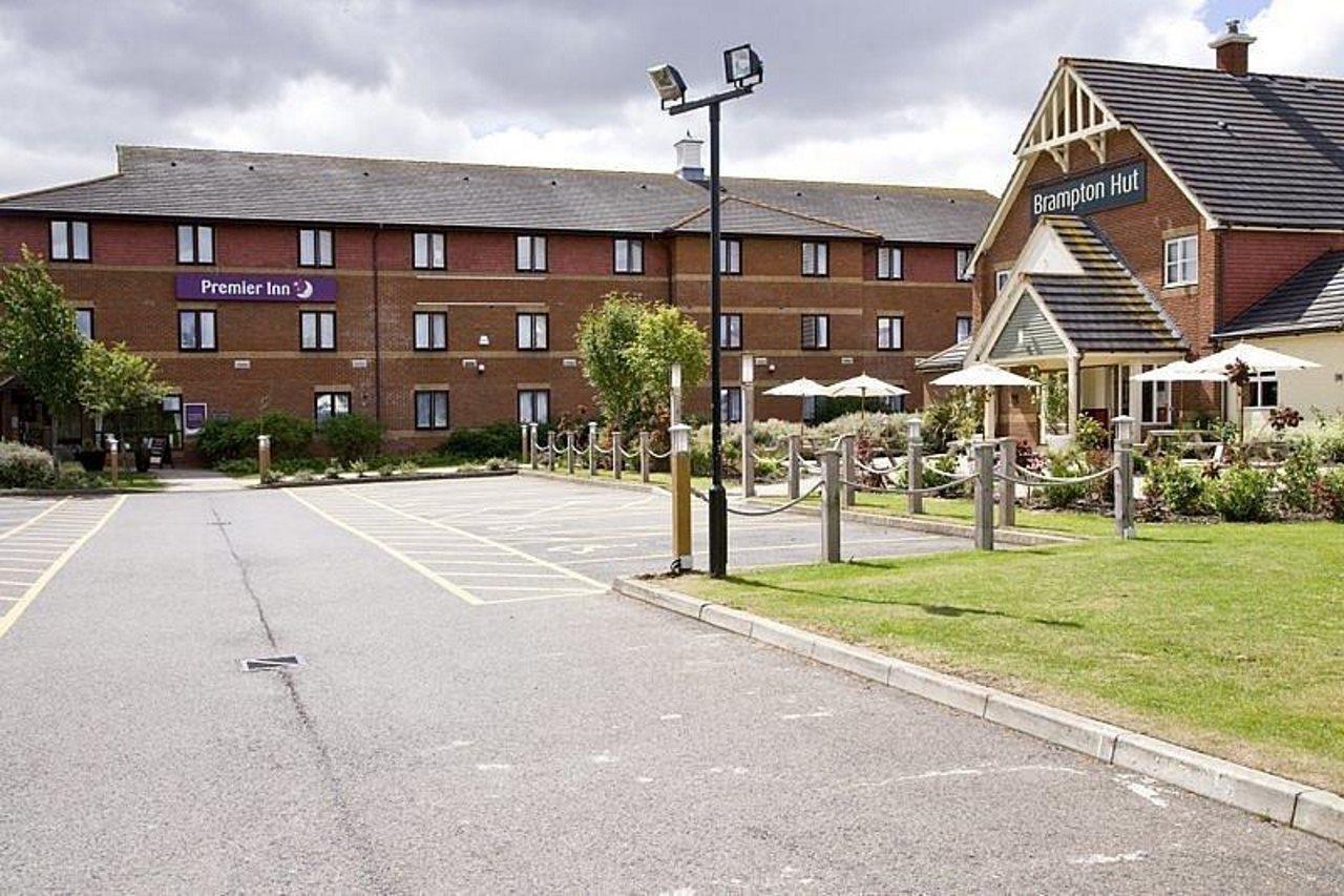 Premier Inn Huntingdon Exteriör bild