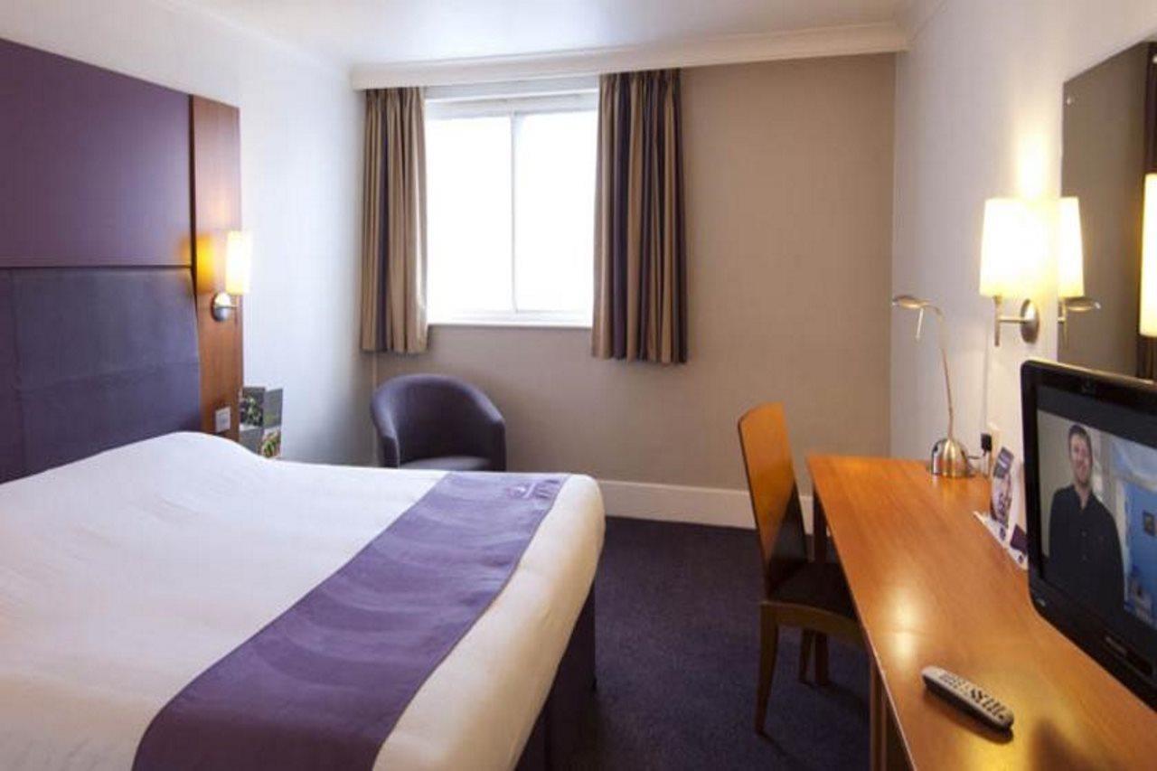 Premier Inn Huntingdon Exteriör bild