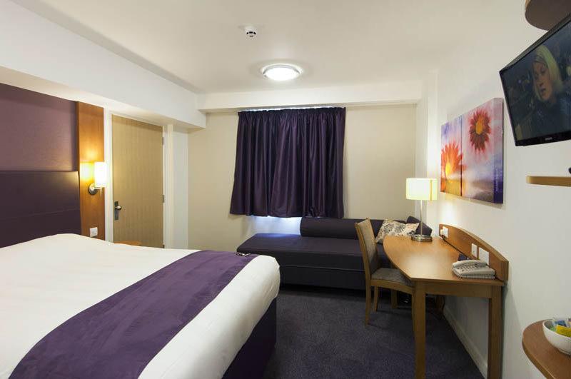Premier Inn Huntingdon Exteriör bild